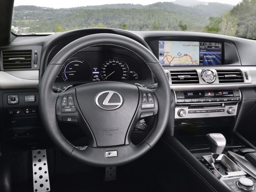  Lexus LS600h F-Sport 2012 года  (EU) (фото 10 из 16)